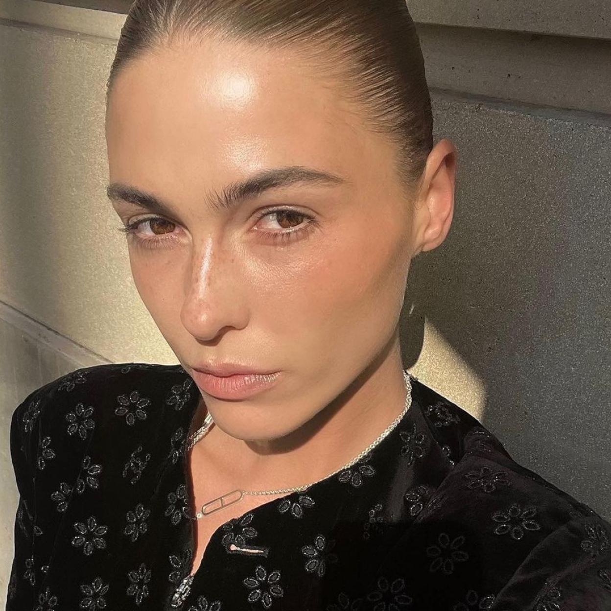 Una mujer con pestañas naturales.