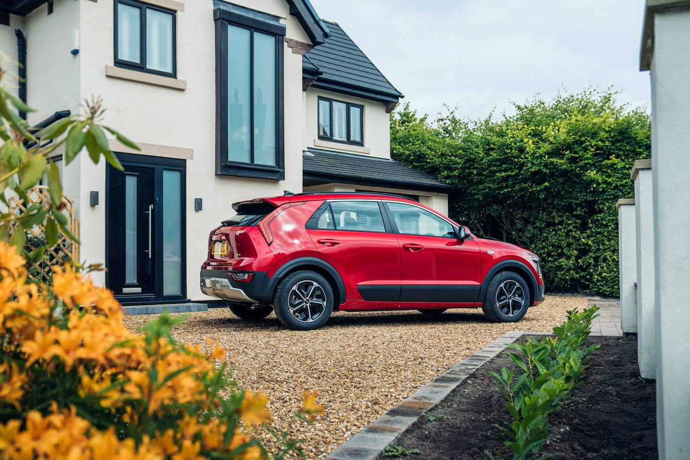 La segunda generación de este Kia ofrece más espacio interior y tres motorizaciones: híbrida tradicional, híbrida enchufable y eléctrica, con hasta 460 km de autonomía. Desde 28.100 €.