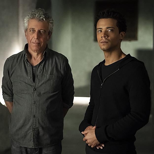 Eric Bogosian y Jacob Anderson en una imagen de Entrevista con el vampiro. 