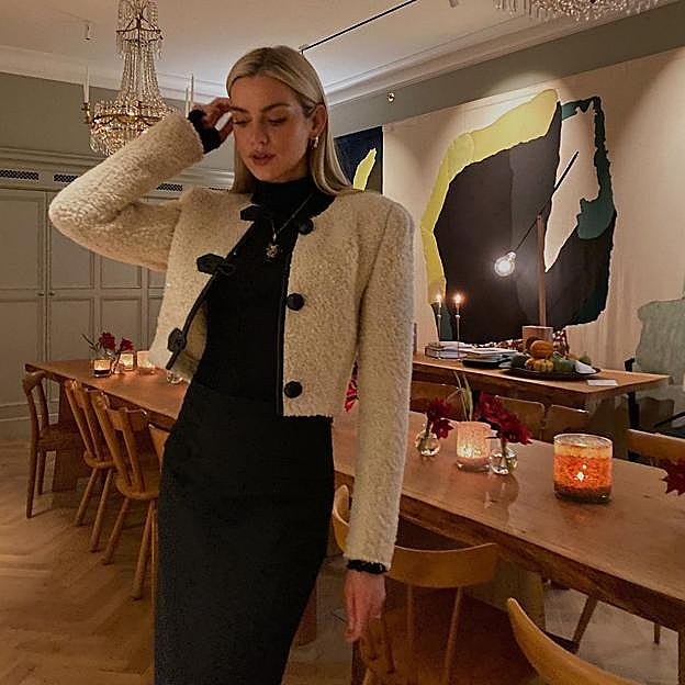 Tenemos las chaquetas cortas de tweed que estilizan y alargan la figura visualmente