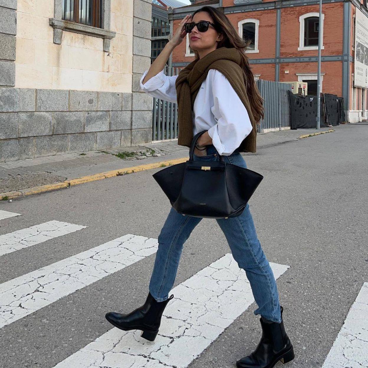La influencer lleva un look con básicos elegantes que puedes comprar en rebajas