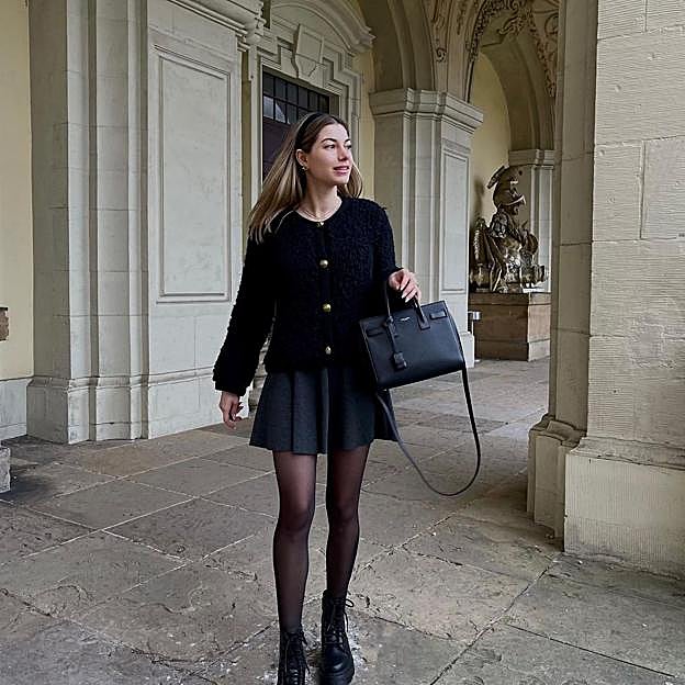 Hemos encontrado los jerséis en pico que aman las nórdicas y que llevan tanto con minifaldas como con vaqueros