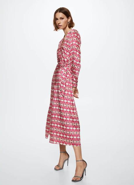 Imagen - Vestido cruzado con estampado de Mango. Foto: Mango.