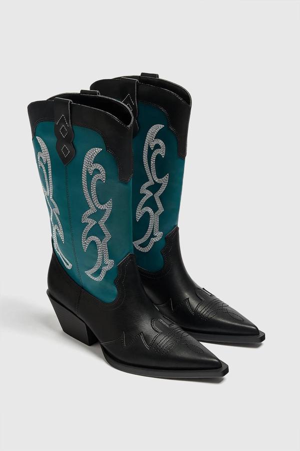 Botas cowboy con diseño fantasía, acabado en punta, tiradores, costuras decorativas y tacón ancho, en negro, verde y blanco, de Pull&Bear. Su precio rebajado es de 35,99 euros.