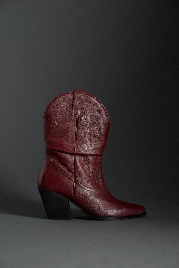 Botas cowboy en tejido de piel con terminación en punta, detalles bordados, tiradores y tacón ancho, en granate, de Slowlove. Te costarán de rebajas 99,99 euros, en Springfield.