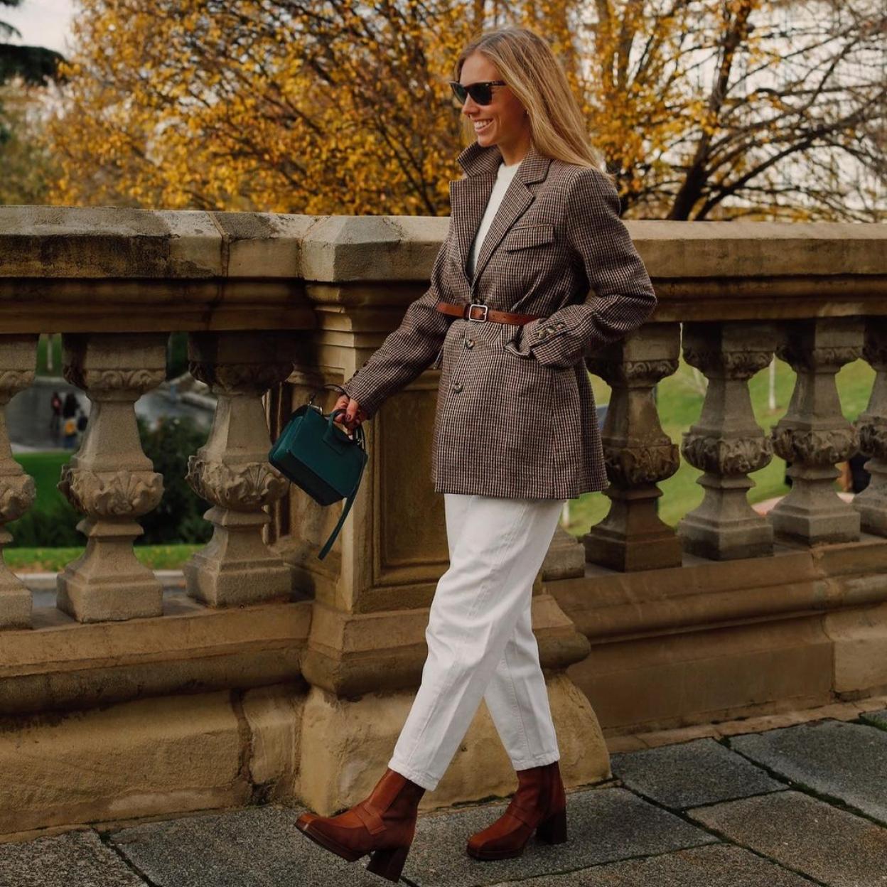 La influencer Lucía Bárcena con unas botas mocasín de Hispanitas.