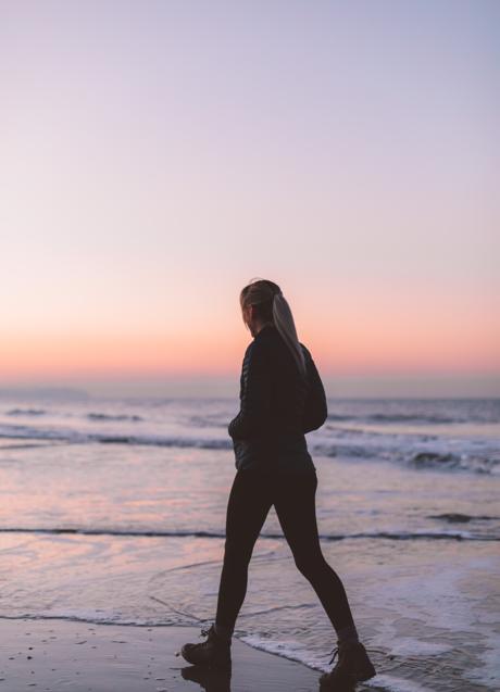 Imagen - Mujer caminando/PEXELS