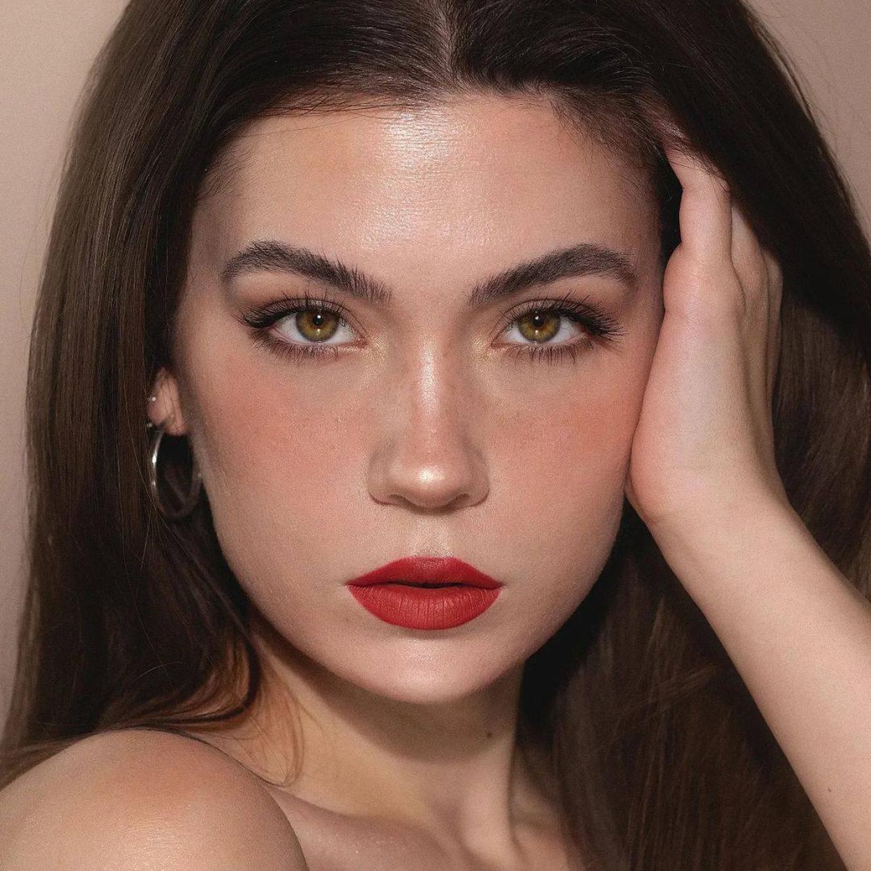 Consigue la mirada radiante de la modelo con estos parches de ojos