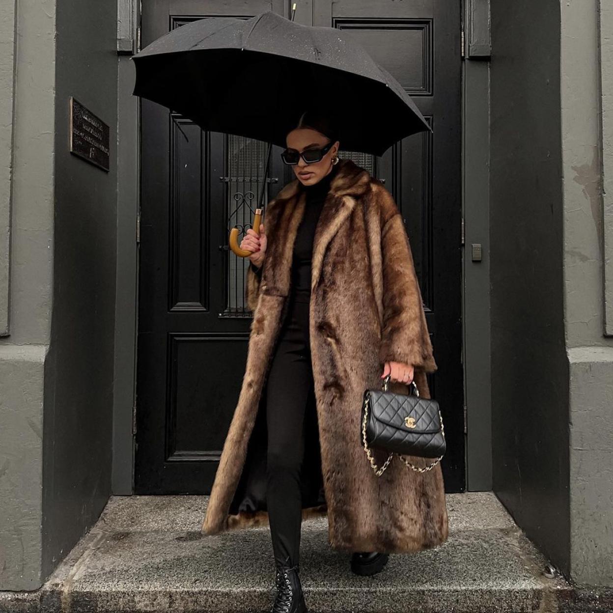 Este es el abrigo de Zara que triunfa allá donde va. 