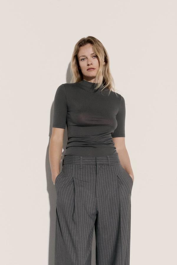 Camiseta básica entallada con manga corta y cuello perkins. La encontrarás en cuatro tonos, a 9,95 euros.