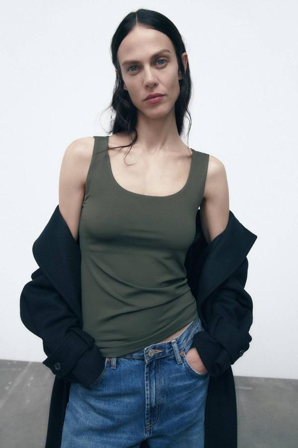 Camiseta básica entallada con tirantes anchos y escote redondo. Consíguela en ocho tonos, por 8,95 euros.