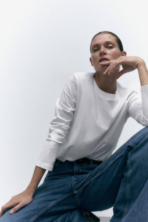 Camiseta básica holgada con cuello redondo y manga larga. Podrás encontrarla en dos tonos, por 9,95 euros.