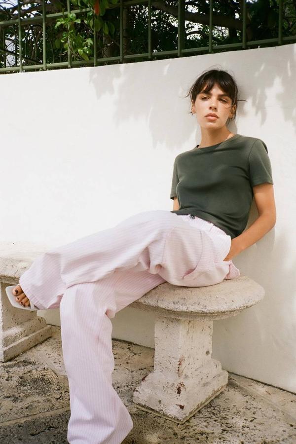 Camiseta básica en tejido rib con corte acomodado al cuerpo, manga corta y cuello redondo. Cómprala en cuatro colores, por 8,95 euros.