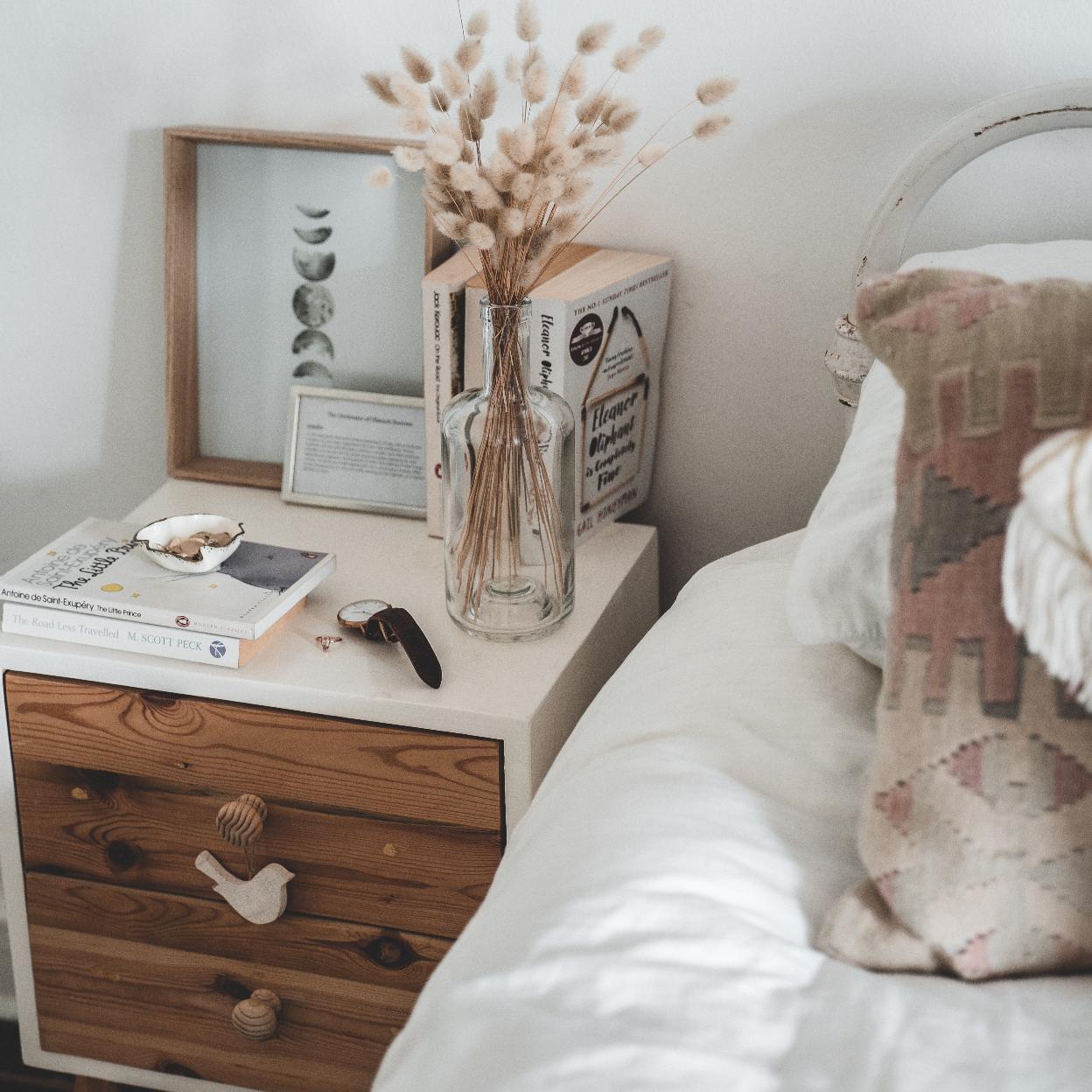 Dormitorio decorado con motivos rústicos