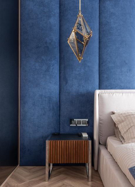 Imagen - Dormitorio con paredes de relieve en azul/PEXELS