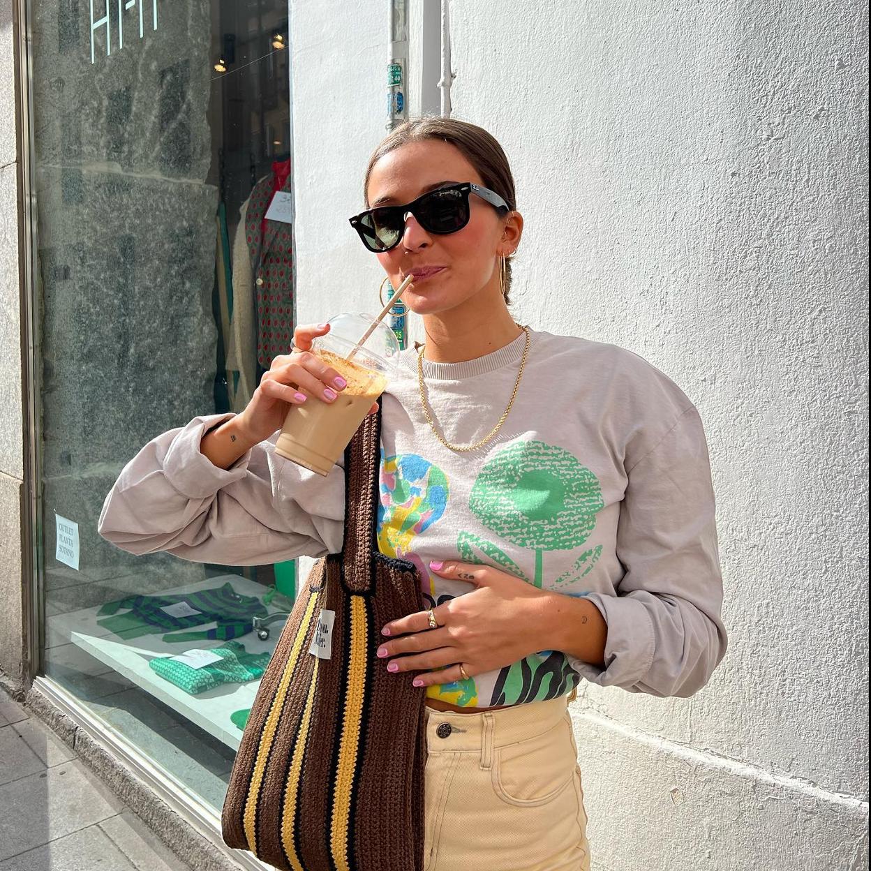 Influencer Alejandra Navarro tomando un café