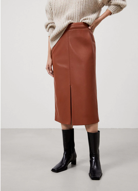 Imagen - Falda recta de piel de Adolfo Domínguez, 59€ (149€).