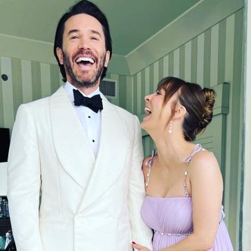 Imagen secundaria 1 - El peinado de Kaley Cuoco para los Globos de Oro 2023.