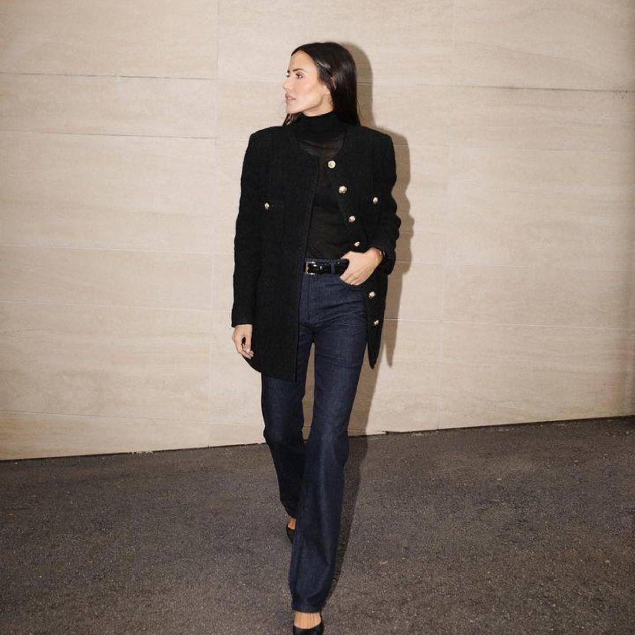 La influencer lleva un look de Massimo Dutti