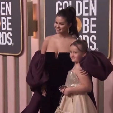 Imagen secundaria 1 - Heidi Klum, Selena Gómez con su hermana pequeña y Jamie Lee Curtis en la alfombra roja de los Globos de Oro.
