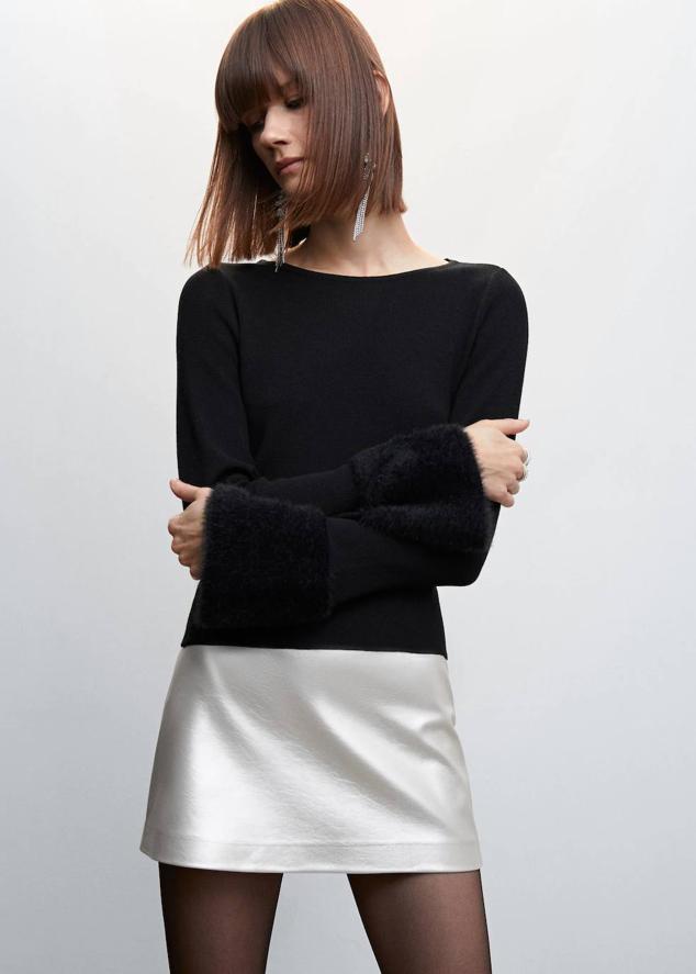 Jersey entallado con cuello redondo, mangas largas y detalles de puños de pelo combinados a tono, en negro, de Mango. Hazte con el rebajado a 29,99 euros.