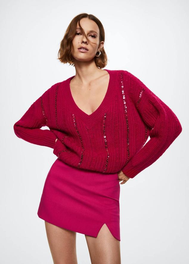 Jersey oversize con detalles calados, aplicación de lentejuelas, escote de pico y manga larga, color frambuesa, de Mango. Encuéntralo con descuento a 29,99 euros.
