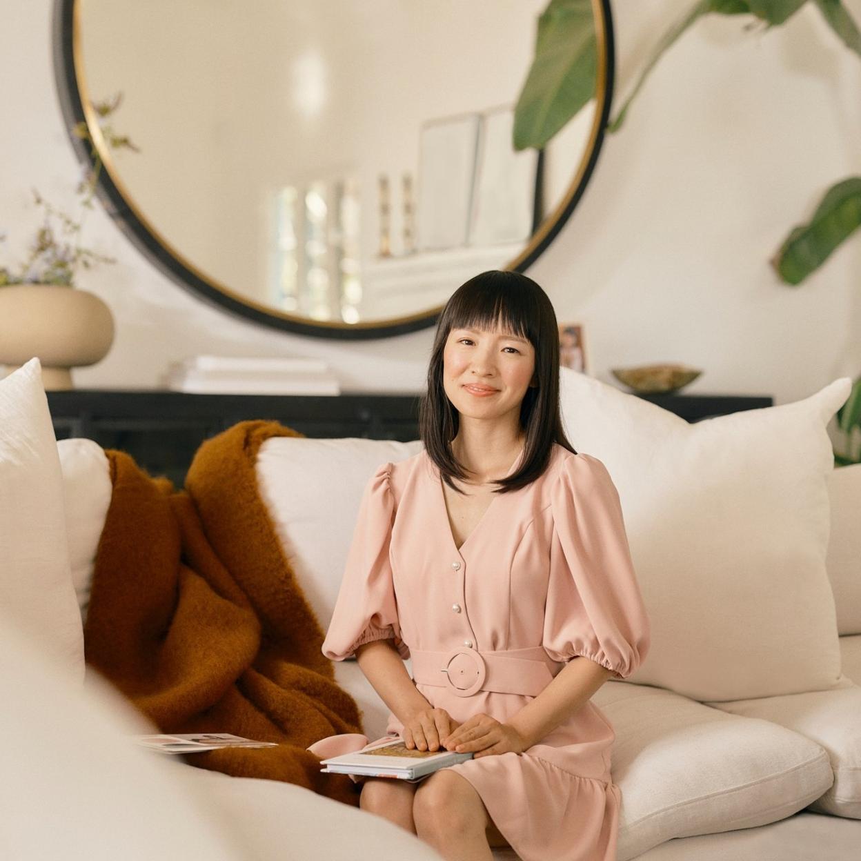 Marie Kondo, empresaria y gurú del orden, sentada en su sofá