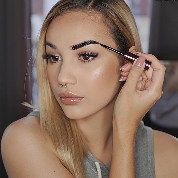 Así es como se aplica el tinte de cejas.