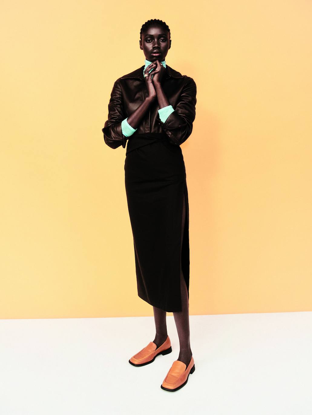 Vestido de Sportmax, jersey de American Vintage, mocasines de Vagabond y anillos de Cleopatra’s Bling.