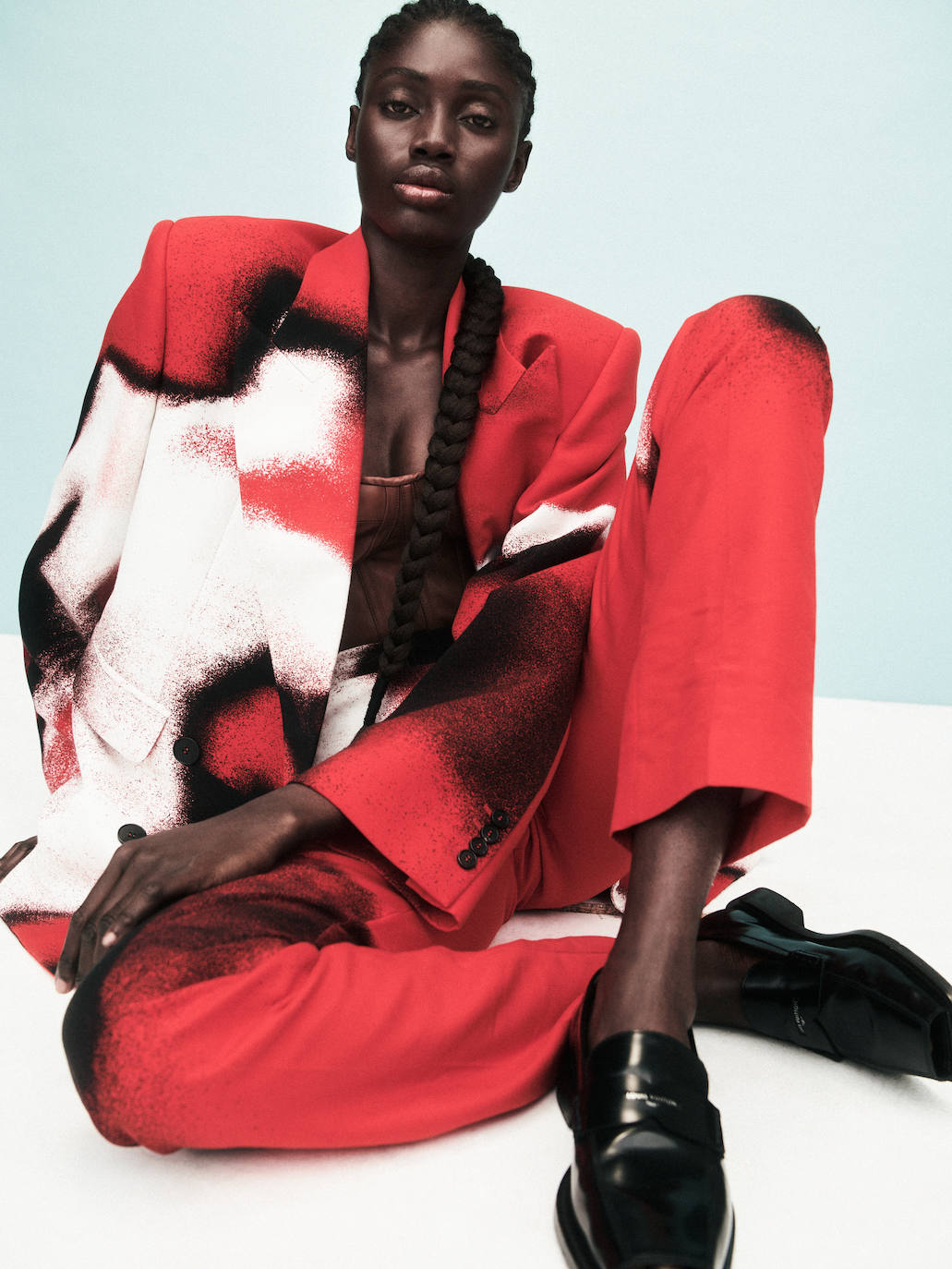 Traje de Alexander McQueen; corsé de piel, de Fendi; y mocasines de Louis Vuitton.