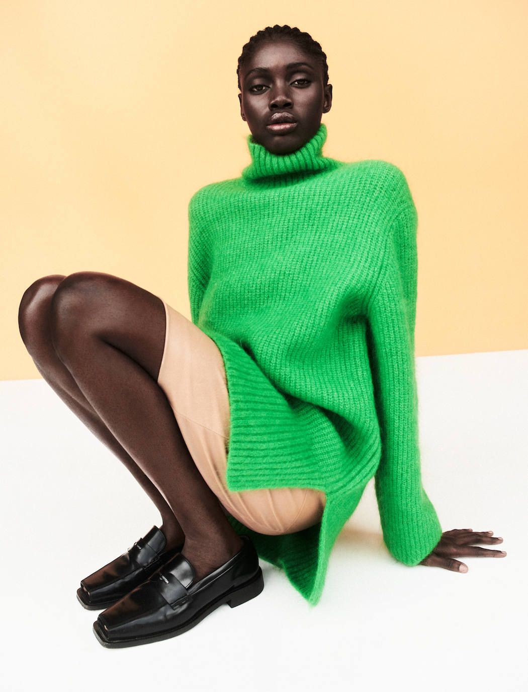 Jersey de & Other Stories; vestido drapeado de piel, de Michael Kors y mocasines de Louis Vuitton.