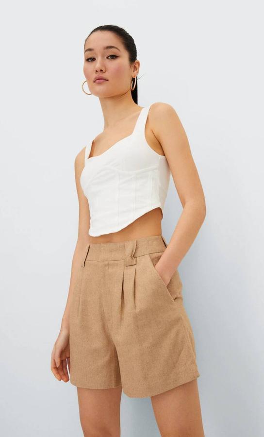 Bermuda de vestir en tejido rustico con tiro alto, trabillas, bolsillos y detalle de pinzas, en beige, de Stradivarius.