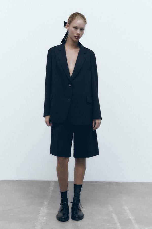 Bermudas de traje largas en tejido de lana, con corte amplio, bolsillos y pinzas, en negro, de Zara.