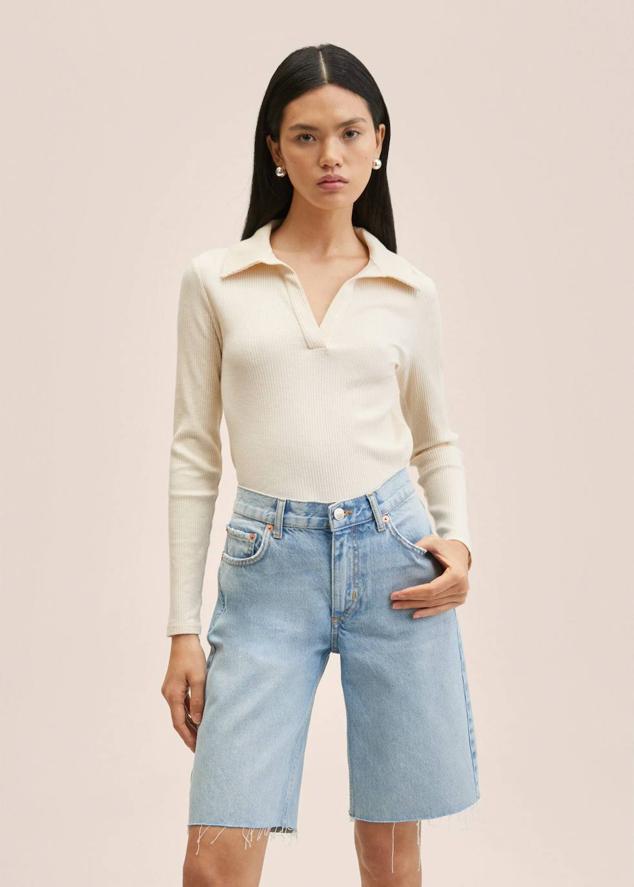 Bermudas vaqueras con tiro medio, bolsillos y bajo deshilachado, azul claro, de Mango.