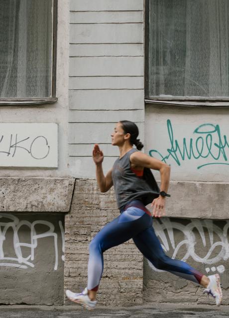 Imagen - Mujer corriendo/PEXELS