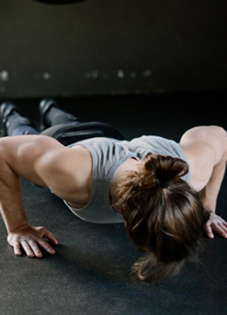 Imagen - Mujer haciendo flexiones/PEXELS