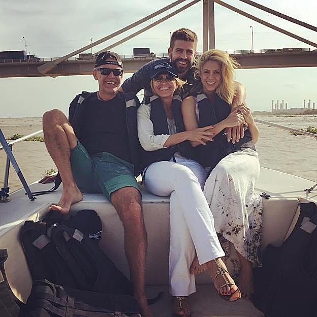 El clan Piqué Bernabéu casi al completo, durante un viaje a Colombia en 2016. Montserrat y Joan, los padres del futbolista, aparecían entonces entusiasmados con Shakira. 