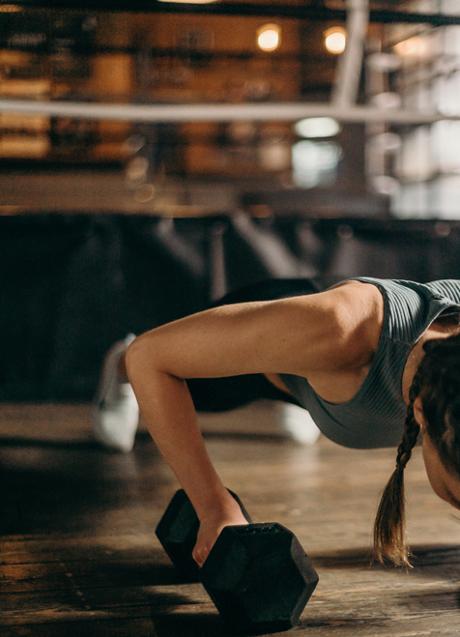 Imagen - Mujer entrenando fuerza/PEXELS