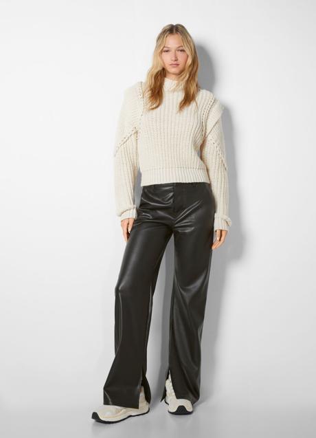 Imagen - Pantalón efecto piel en negro de Bershka. Foto: Bershka.