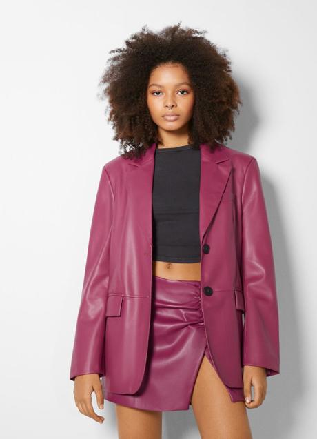 Imagen - Americana de piel de Bershka, 19,99€ (antes 35,99€).