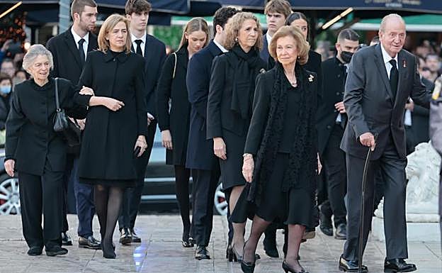 La familia del rey prácticamente al completo, a su llegada al funeral de Constantino de Grecia, en Atenas. 