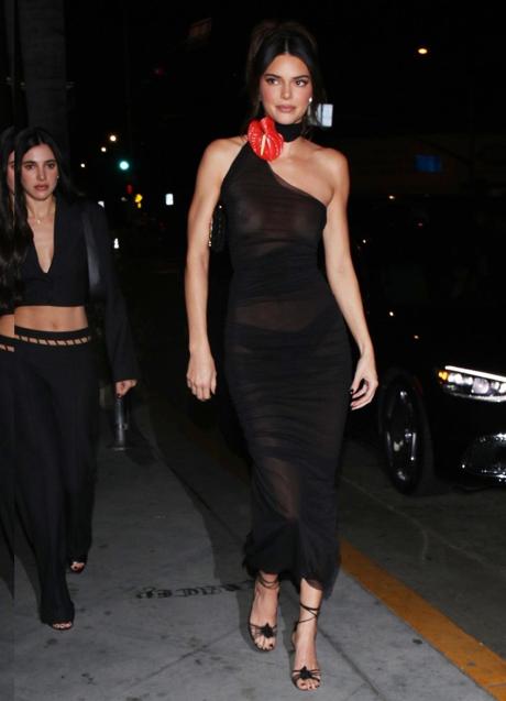 Imagen - Kendall Jenner con total look en negro y flor de anturio en el cuello. Foto: backgrid.