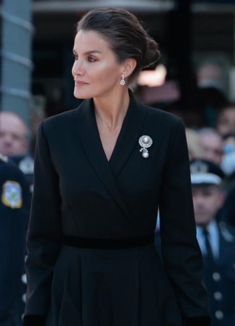 Imagen - La reina Letizia con un broche del joyero de pasar. / GTRES