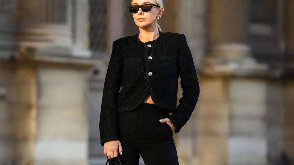 La influencer lleva un look con pantalones negros