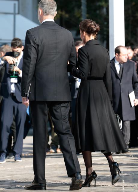 Imagen - Los reyes de España agarrados a su salida del funeral. / GTRES