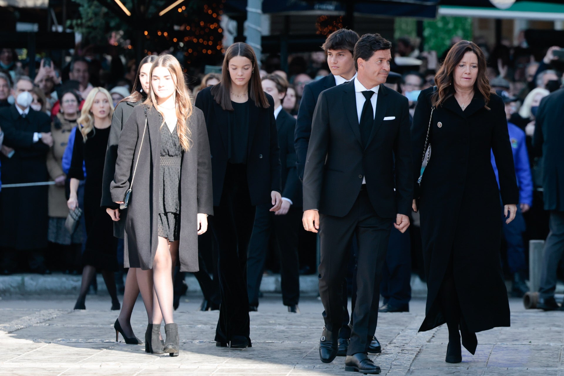 Alexia de Grecia llega al funeral de su padre, Constantino, junto a su marido Carlos Morales y sus hijos, Arrietta, Ana María, Carlos y Amelia. 