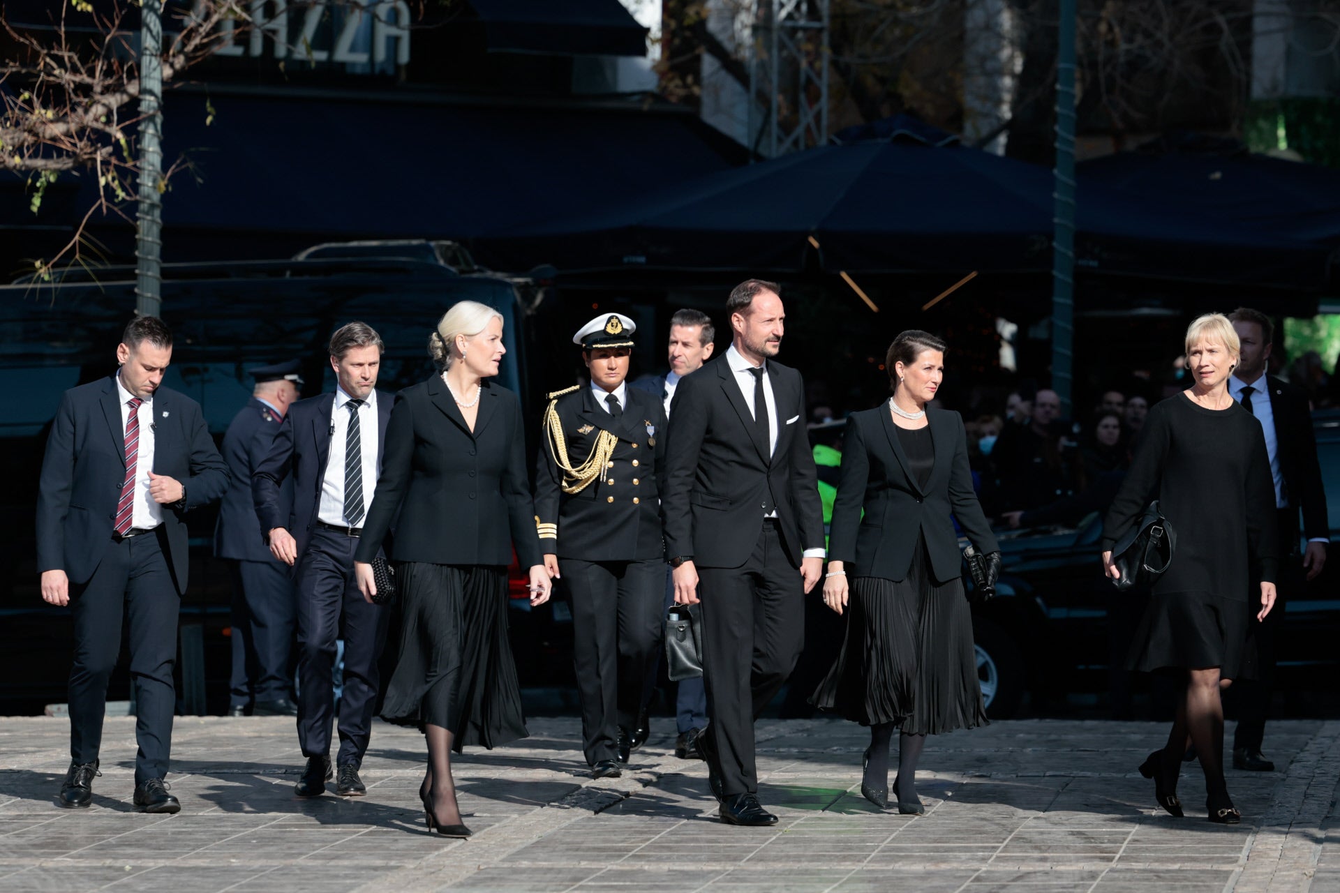 Los príncipes herederos de Noruega Haakon y Mette-Marit, llegan al funeral de Constantino de Grecia junto a la princesa Marta Luisa.