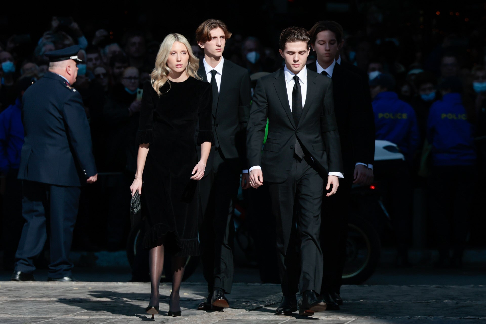 Los hijos de Marie Chantall Miller y Pablo de Grecia: Olymplia, Constantino, Achileas y Odysseas, a su llegada al funeral de su abuelo, Constantino de Grecia. 