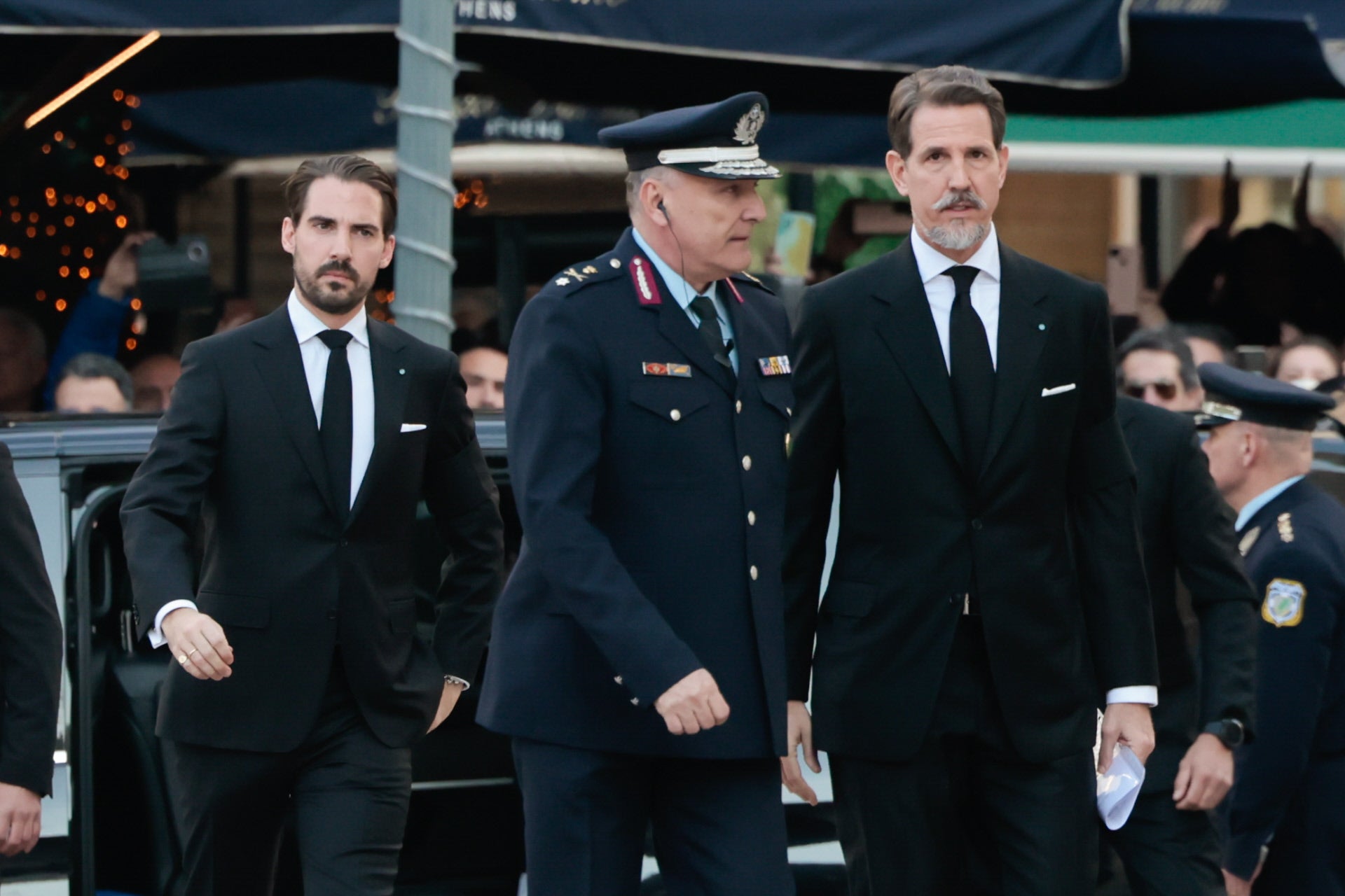 Pablo y Philippos de Grecia, hijos de Constantino, llegan al funeral de su padre, un acto religioso que se han encargado ellos mismos de diseñar y organizar al detalle.