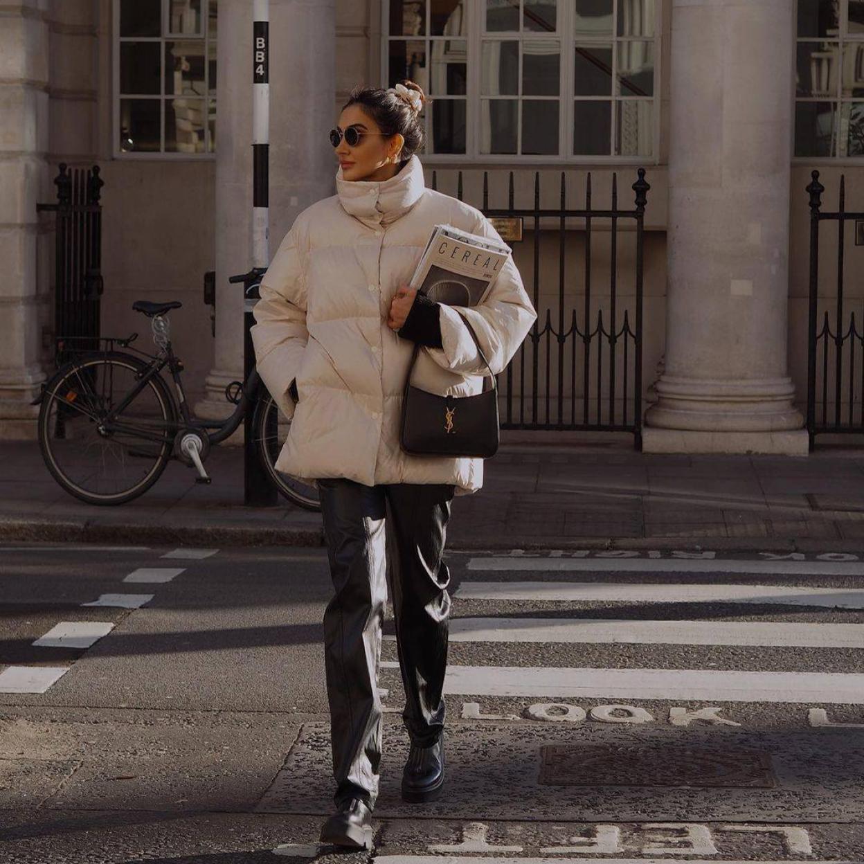 La influencer lleva un anorak corto acolchado